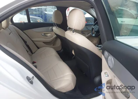 2016 Mercedes-Benz C 300 z USA, uszkodzony, nr VIN 55SWF4JB1GU173486